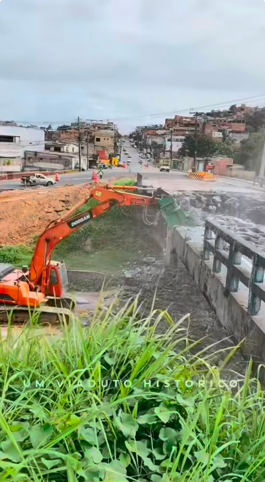 Viaduto é demolido para dar passagem aos trilhos do VLT