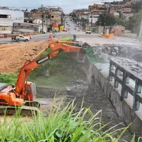 Viaduto é demolido para dar passagem aos trilhos do VLT